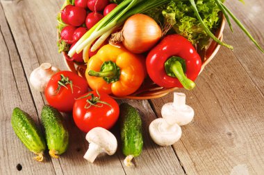 Çeşitli ham organik sebze ahşap masa ile kompozisyon