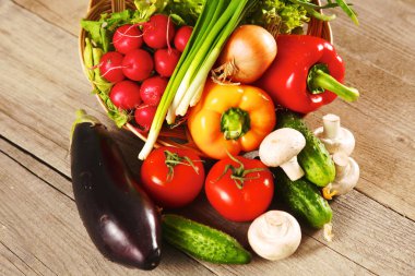 Çeşitli ham organik sebze ahşap masa ile kompozisyon