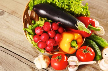 Çeşitli ham organik sebze ahşap masa ile kompozisyon