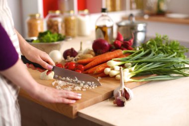 Genç kadın mutfakta yemek pişiriyor. Sağlıklı Yemek