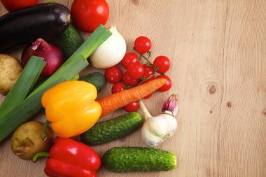 Çeşitli ham organik sebze ahşap masa ile kompozisyon