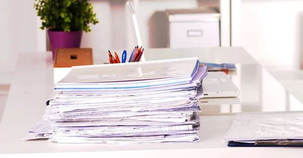 Bir not defteri, laptop, kalem, milimetrik kağıt belge beyaz kör arkasında ofis resepsiyon masası üzerinde — Stok fotoğraf