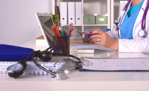 Porträtt av glada läkare kvinna i office — Stockfoto