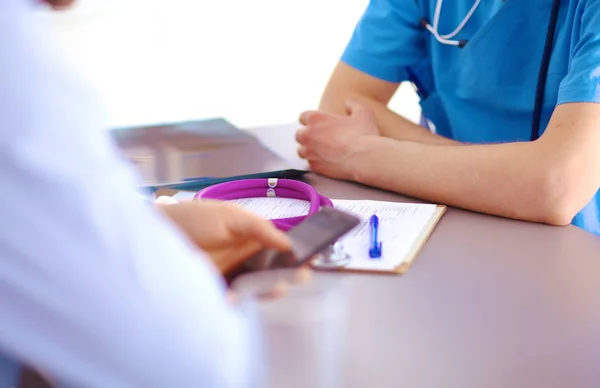 Attraktive Ärztin beim Händeschütteln einer Patientin in ihrem Büro — Stockfoto