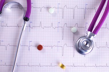 stetoskop tıbbi tüpler beyaz zemin üzerine yakın