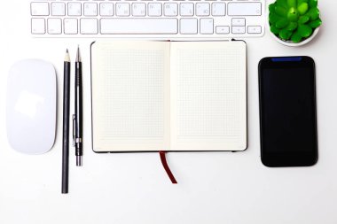 Her gün, bir bilgisayar ve masaüstü ofis bir akıllı telefon açmak