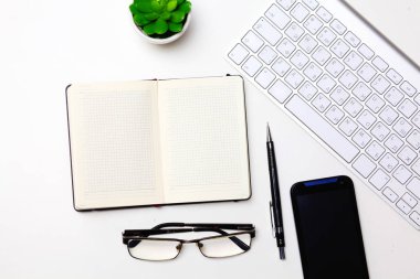 Her gün, bir bilgisayar ve masaüstü ofis bir akıllı telefon açmak