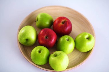 Elma ahşap bir tepside natürmort düzenlenmesi