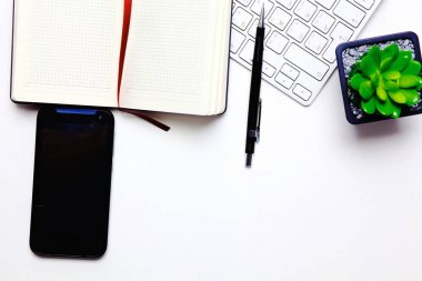 Her gün, bir bilgisayar ve masaüstü ofis bir akıllı telefon açmak