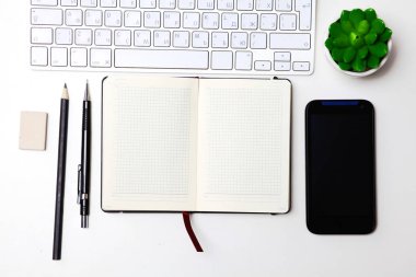 Her gün, bir bilgisayar ve masaüstü ofis bir akıllı telefon açmak