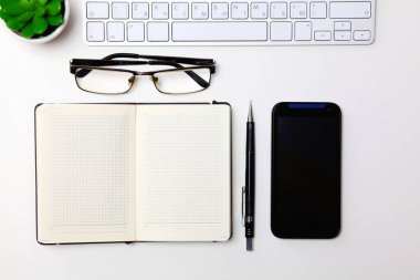 Her gün, bir bilgisayar ve masaüstü ofis bir akıllı telefon açmak