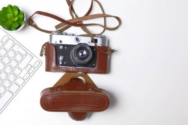 Office grafik tasarım kalem fare ile laptop kablosuz fare ve vintage eski fotoğraf makinesi Üstten Görünüm tablo