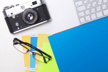 Office grafik tasarım kalem fare ile laptop kablosuz fare ve vintage eski fotoğraf makinesi Üstten Görünüm tablo