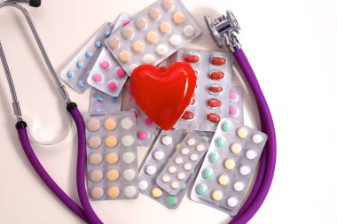 Steteskop ve yanında yalan kalp ile masaya yaymak hap yakın çekim