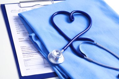 Sağlık stetoskop yalan hasta tıbbi geçmiş listesi ve mavi doktor Tekdüzen portre üzerinde kalp şeklinde bükülmüş. Tıbbi yardım veya sigorta kavramı. Kardiyoloji Bakımı, sağlık, koruma ve korunma