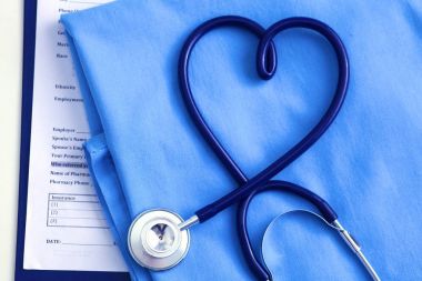 Sağlık stetoskop yalan hasta tıbbi geçmiş listesi ve mavi doktor Tekdüzen portre üzerinde kalp şeklinde bükülmüş. Tıbbi yardım veya sigorta kavramı. Kardiyoloji Bakımı, sağlık, koruma ve korunma