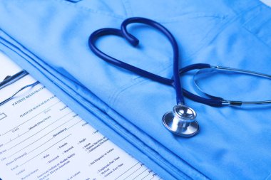 Sağlık stetoskop yalan hasta tıbbi geçmiş listesi ve mavi doktor Tekdüzen portre üzerinde kalp şeklinde bükülmüş. Tıbbi yardım veya sigorta kavramı. Kardiyoloji Bakımı, sağlık, koruma ve korunma