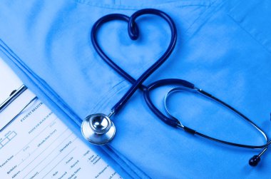 Sağlık stetoskop yalan hasta tıbbi geçmiş listesi ve mavi doktor Tekdüzen portre üzerinde kalp şeklinde bükülmüş. Tıbbi yardım veya sigorta kavramı. Kardiyoloji Bakımı, sağlık, koruma ve korunma