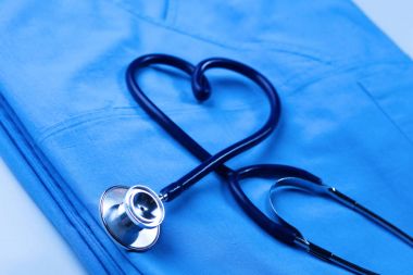 Sağlık stetoskop yalan hasta tıbbi geçmiş listesi ve mavi doktor Tekdüzen portre üzerinde kalp şeklinde bükülmüş. Tıbbi yardım veya sigorta kavramı. Kardiyoloji Bakımı, sağlık, koruma ve korunma