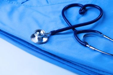 Sağlık stetoskop yalan hasta tıbbi geçmiş listesi ve mavi doktor Tekdüzen portre üzerinde kalp şeklinde bükülmüş. Tıbbi yardım veya sigorta kavramı. Kardiyoloji Bakımı, sağlık, koruma ve korunma