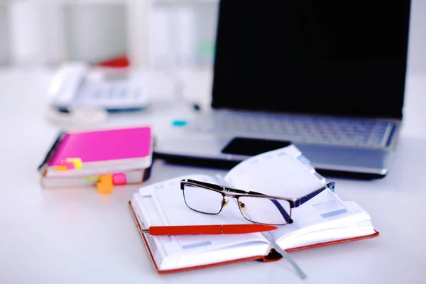 Grupo de carpetas y gafas de oficina multicolores — Foto de Stock