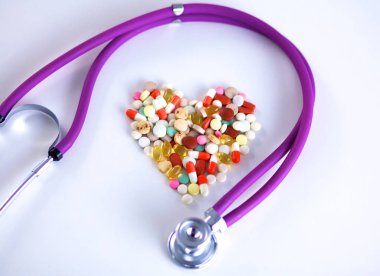 Steteskop ve yanında yalan kalp ile masaya yaymak hap yakın çekim