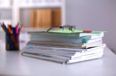 Ofiste masaüstünde bir yığın belgelerinin olduğunu