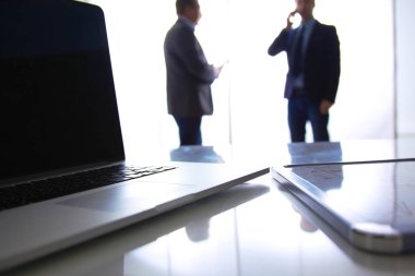 Masaüstü ve iş takım arka plan üzerinde tablet