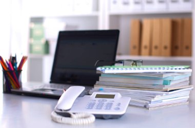 Puan ile bir bilgisayar ve belgeler office masaüstünde