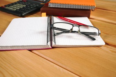 Resepsiyon ile bir hesap makinesi ofis masaları ile not etmek. Yukarıdan kopya alanı ile göster