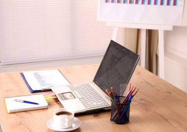 Masaüstü bilgisayar ve bir fincan kahve