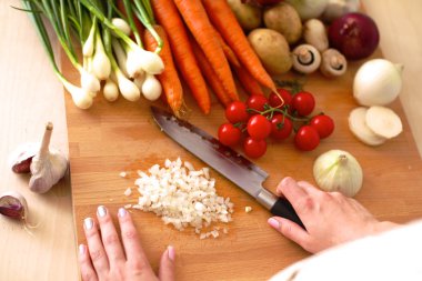 Genç kadın mutfakta yemek pişiriyor. Sağlıklı Yemek