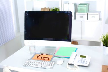 ofis çalışma masası bilgisayar ve evrak ile