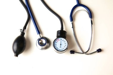 Tansiyon ölçer tıbbi malzeme üzerinde beyaz izole