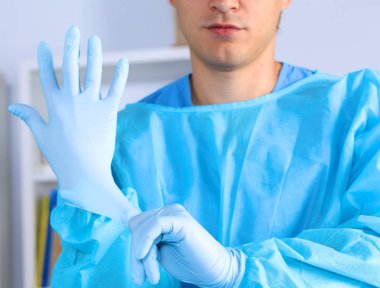 Genç cerrah neşter tutan. İşlem için hazır