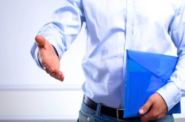 işadamı kağıtları ile bir el sıkışma için elini tutar