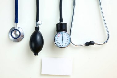 Tansiyon ölçer tıbbi malzeme üzerinde beyaz izole