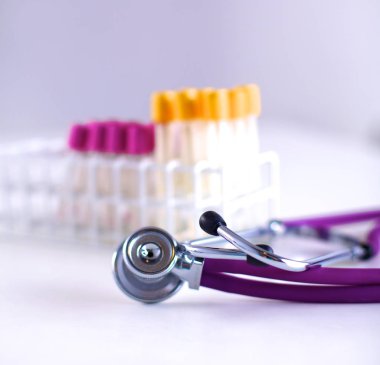 stetoskop tıbbi tüpler beyaz zemin üzerine yakın