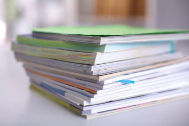 Ofiste masaüstünde bir yığın belgelerinin olduğunu