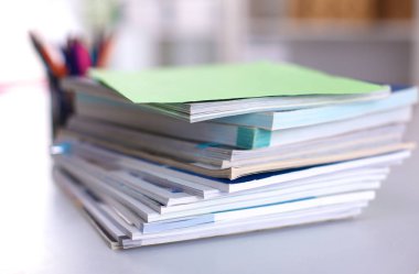 Ofiste masaüstünde bir yığın belgelerinin olduğunu