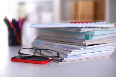 Ofiste masaüstünde bir yığın belgelerinin olduğunu