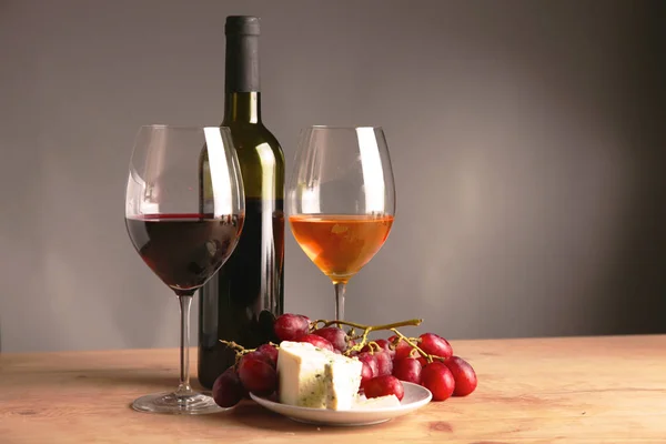 Botella de vino y vidrio sobre la mesa —  Fotos de Stock