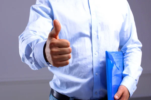 Zakenman met papieren steekt zijn hand voor een handdruk — Stockfoto