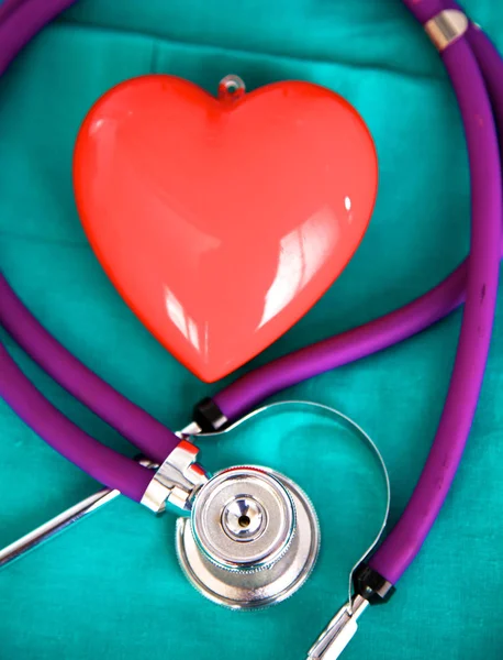 Stetoskop, kalp ve hapları ile Tekdüzen cerrah — Stok fotoğraf