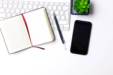 Her gün, bir bilgisayar ve masaüstü ofis bir akıllı telefon açmak