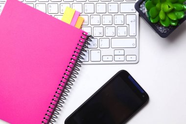 Her gün, bir bilgisayar ve masaüstü ofis bir akıllı telefon açmak