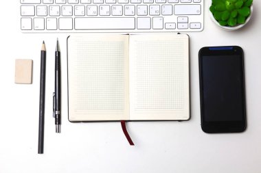 Her gün, bir bilgisayar ve masaüstü ofis bir akıllı telefon açmak