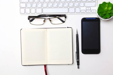 Her gün, bir bilgisayar ve masaüstü ofis bir akıllı telefon açmak