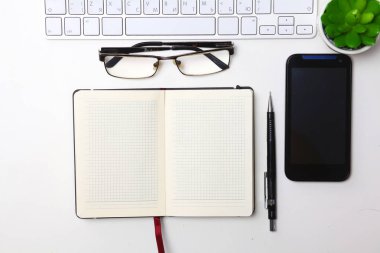 Her gün, bir bilgisayar ve masaüstü ofis bir akıllı telefon açmak