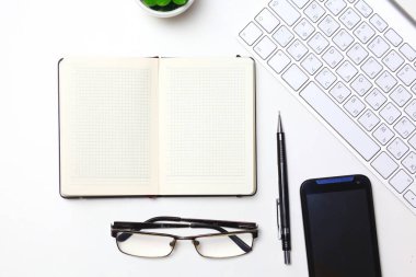 Her gün, bir bilgisayar ve masaüstü ofis bir akıllı telefon açmak